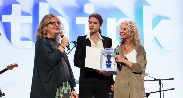 Barbara Falcomer sul palco riceve il premio IBM per l'impegno a favore della parità di genere e dell'empowerment femminile